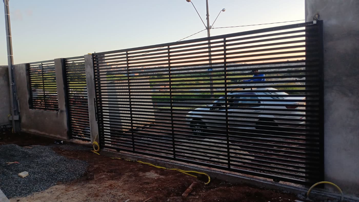 Portão ripado ao entardecer
